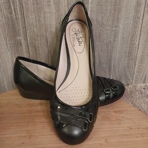 LIFESTRIDE SOFT SYSTEM 'Flair 8M Black Low Wedge Decorative Strap Vamp FLATS EXC